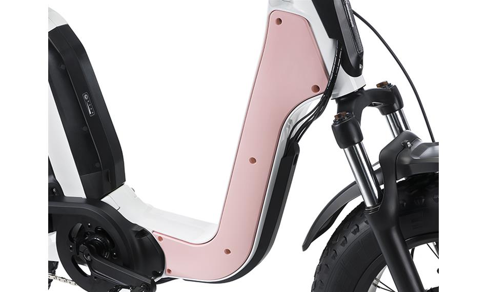 A photo of the Fantic Issimo Urban electric bike showing the white frame with a pink cover. 